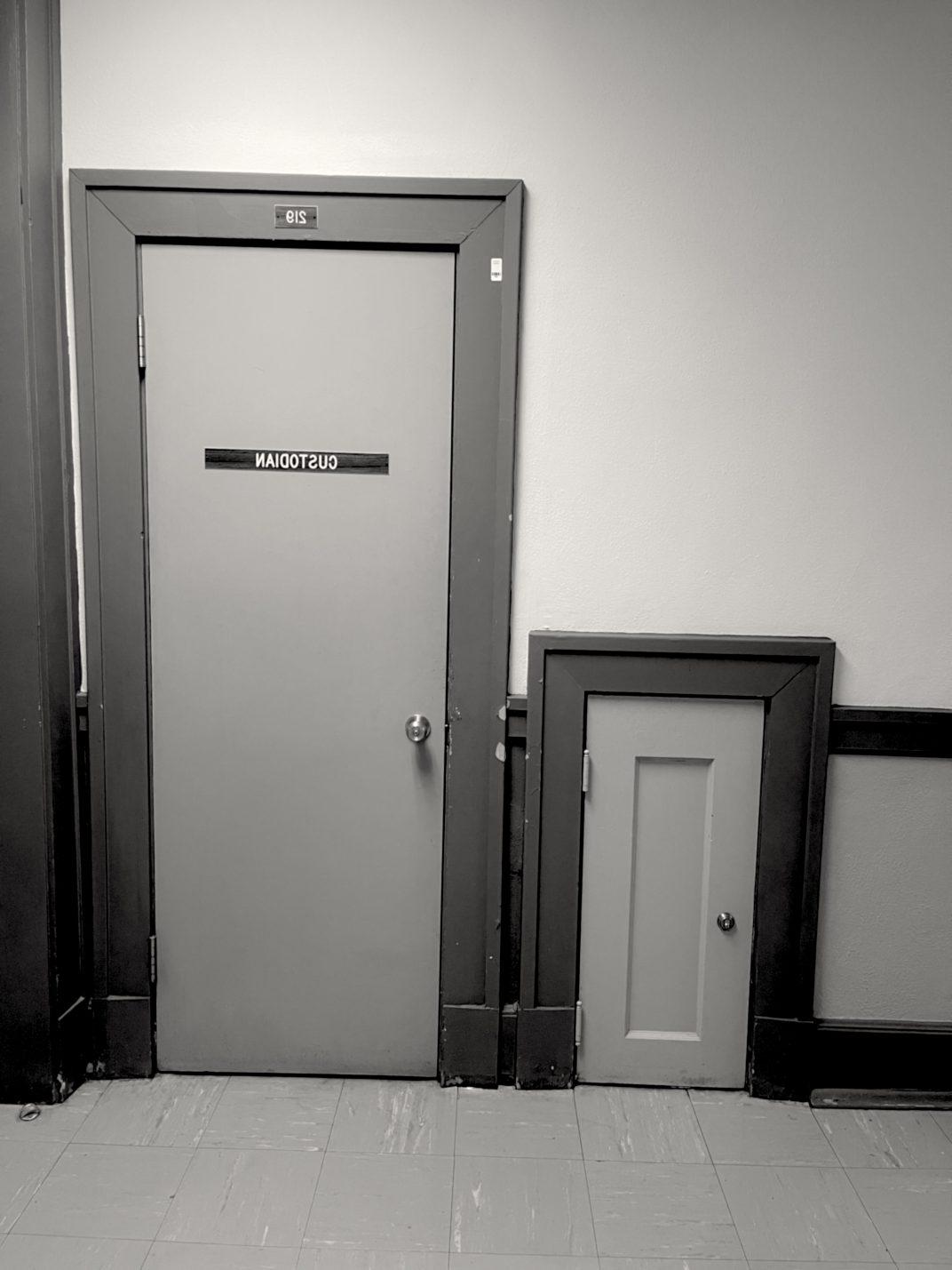 一张普通门的黑白照片，上面写着“看门人”,“还有一扇很小的门，旁边没有标签.